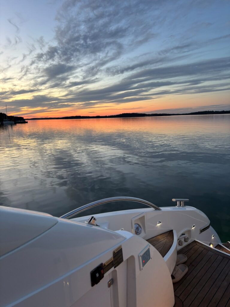 An unhurried sunset seen from the Pokerface cockpit